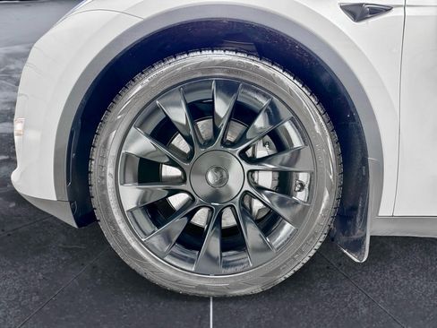 Used 2023 Tesla Model Y Long Range image 30