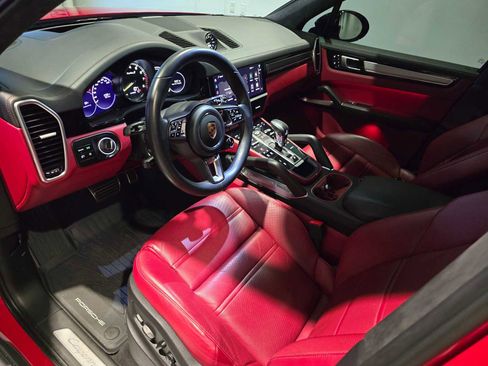 Used 2023 Porsche Cayenne Turbo S image 4