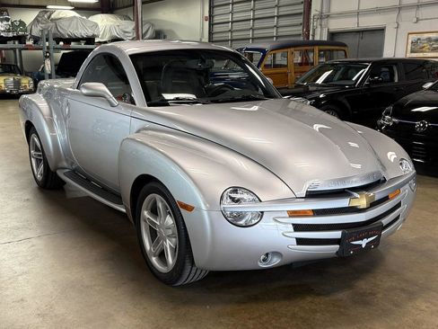 Used 2004 Chevrolet SSR w/ Preferred Equipment Group image 3