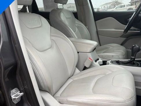 Used 2019 Jeep Cherokee Limited image 31