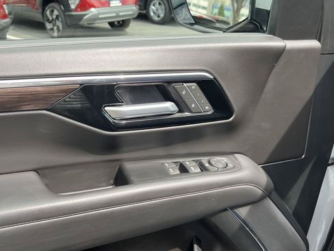 Used 2025 Chevrolet Suburban Z71 AWD/4WD image 31