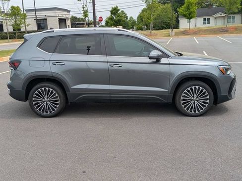 Used 2025 Volkswagen Taos SE FWD image 3