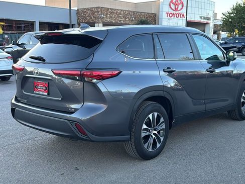Used 2023 Toyota Highlander XLE image 6