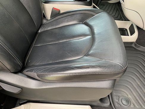 Used 2022 Chrysler Pacifica Touring-L FWD image 29