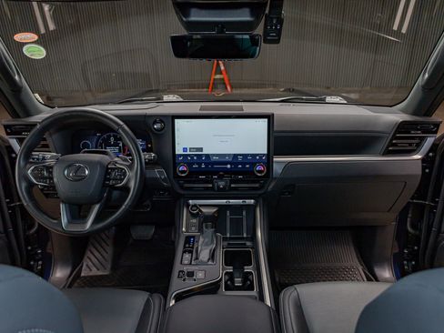 Used 2025 Lexus GX 550 w/ Accessory Package (2T) image 13