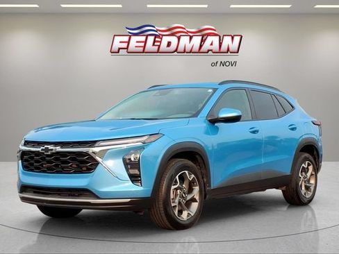 Used 2025 Chevrolet Trax LT w/ Sunroof Package FWD image 1
