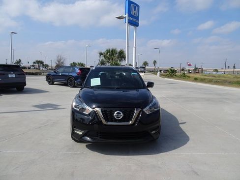 Used 2019 Nissan Kicks SR image 2
