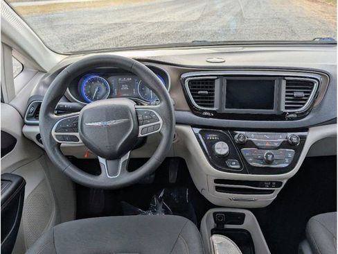 Used 2018 Chrysler Pacifica LX FWD image 27