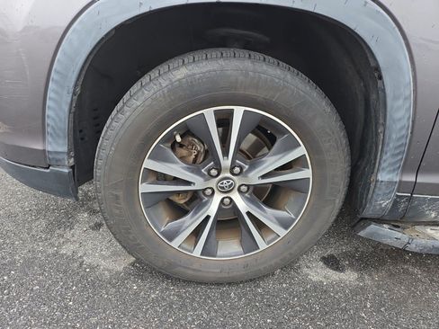 Used 2019 Toyota Highlander LE FWD image 19