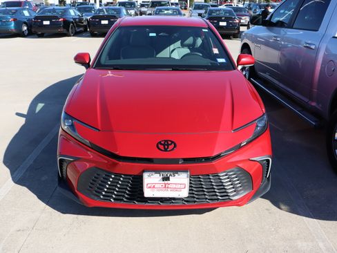 Used 2025 Toyota Camry SE image 4