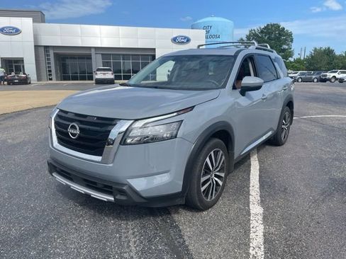 Used 2025 Nissan Pathfinder Platinum FWD image 12