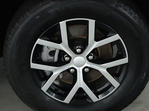 Used 2024 Jeep Grand Cherokee L Limited w/ Luxury Tech Group II image 10