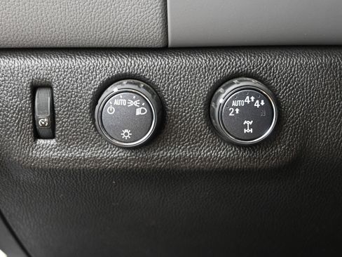 Used 2020 Chevrolet Colorado LT AWD/4WD image 12