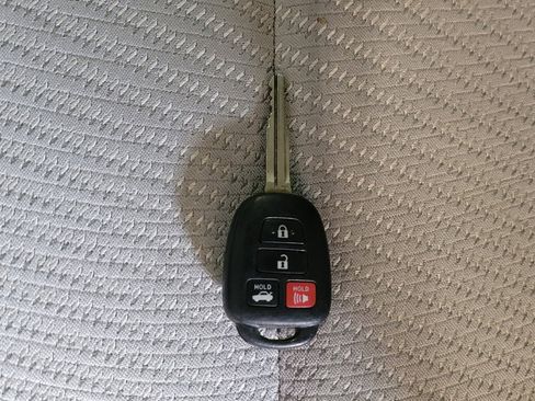 Used 2016 Toyota Camry LE image 32