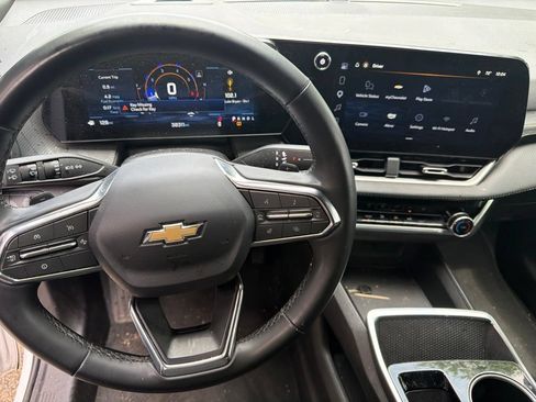 Used 2025 Chevrolet Equinox LT FWD image 16