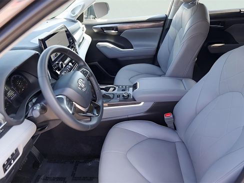 Used 2025 Toyota Highlander Platinum image 12