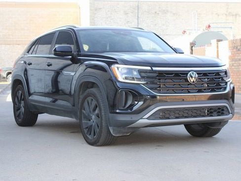 Used 2025 Volkswagen Atlas Cross Sport SE image 2