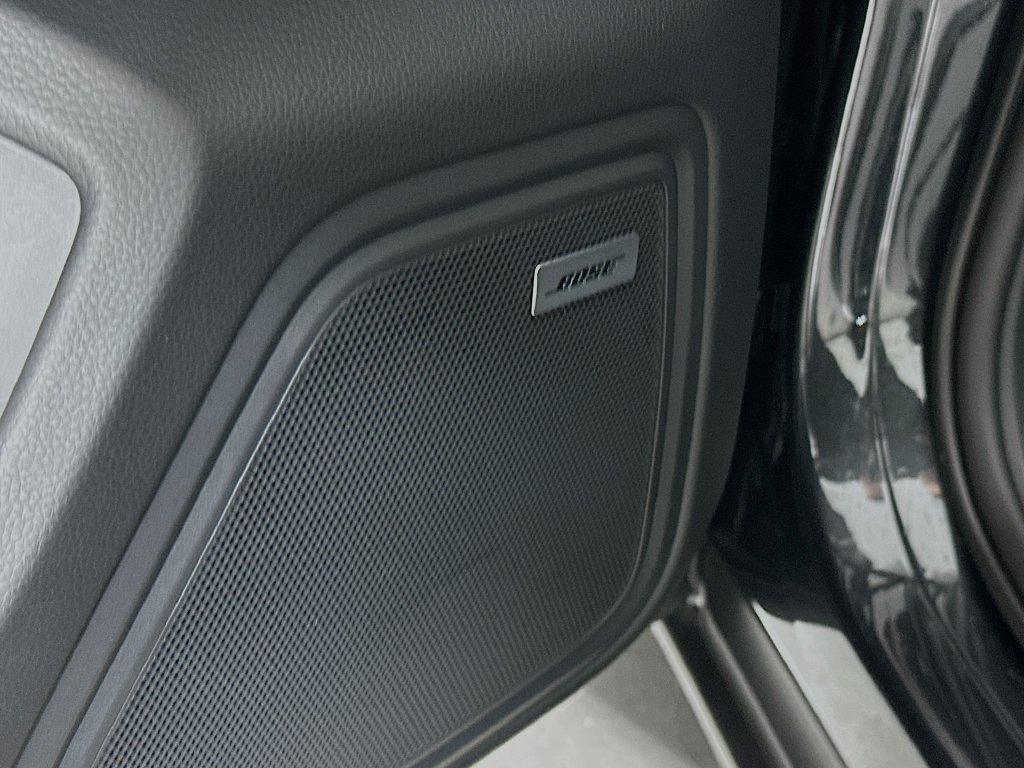 Certified 2025 Porsche Macan AWD/4WD image 21