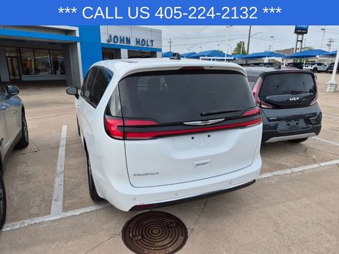 Used 2023 Chrysler Pacifica Touring-L image 9