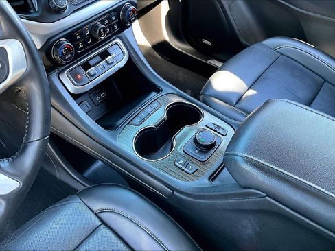 Used 2021 GMC Acadia SLT w/ Elevation Edition image 17