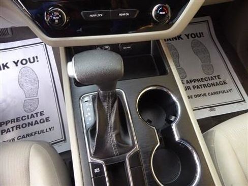 Used 2020 Kia Sedona LX image 12