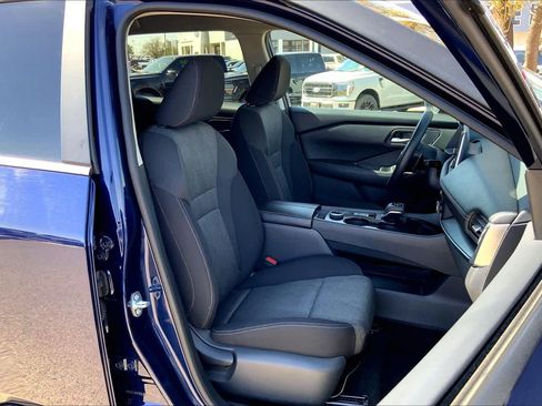 Used 2024 Nissan Rogue SV image 9