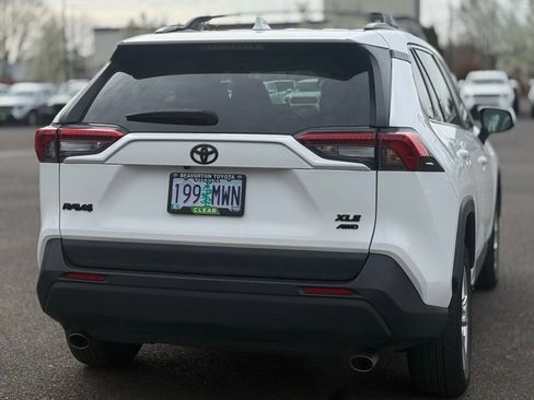 Used 2021 Toyota RAV4 XLE w/ XLE Grade Weather Package image 5