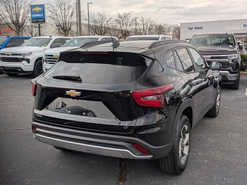 Certified 2025 Chevrolet Trax LT w/ LT Convenience Package image 8