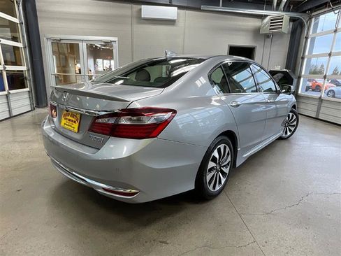 Used 2017 Honda Accord Touring image 5