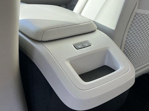 Used 2022 Volvo XC60 B5 Momentum w/ Climate Package image 18