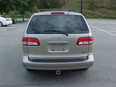 Used 2002 Toyota Sienna LE w/ Symphony Pkg image 6
