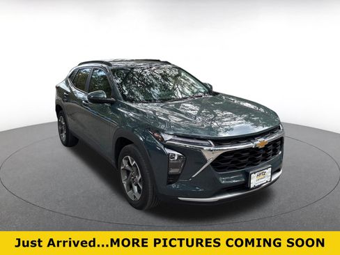 Used 2025 Chevrolet Trax LT FWD image 1