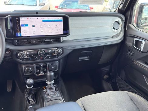 Used 2025 Jeep Wrangler Unlimited Sahara image 27