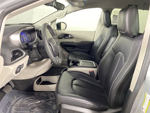 Used 2024 Chrysler Pacifica Touring-L image 15