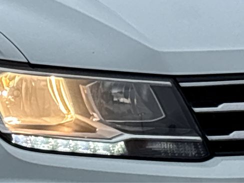 Used 2020 Volkswagen Tiguan SE w/ Panoramic Sunroof Package image 15