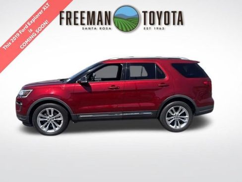 Used 2019 Ford Explorer XLT FWD image 1