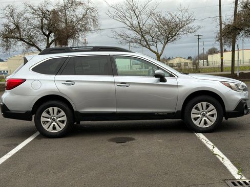 Used 2019 Subaru Outback 2.5i Premium image 3