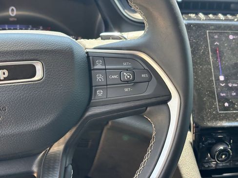 Used 2024 Jeep Grand Cherokee Laredo RWD image 12