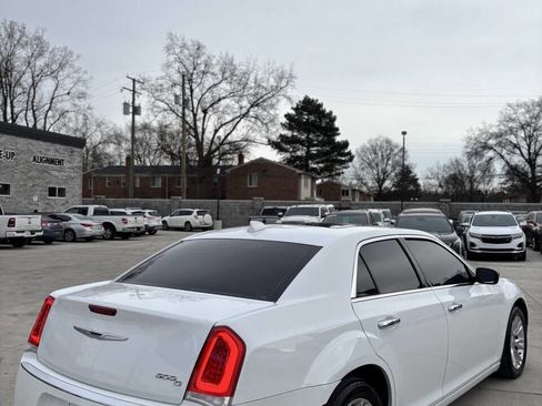 Used 2016 Chrysler 300 C image 7