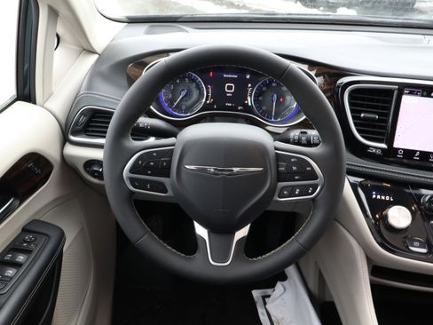 Used 2023 Chrysler Pacifica Limited w/ Trailer Tow Group image 9