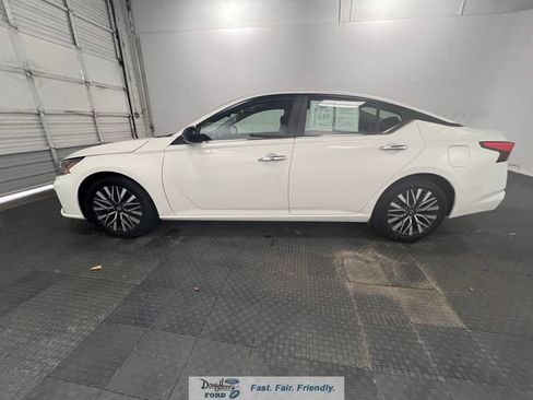 Used 2025 Nissan Altima 2.5 SV FWD image 4