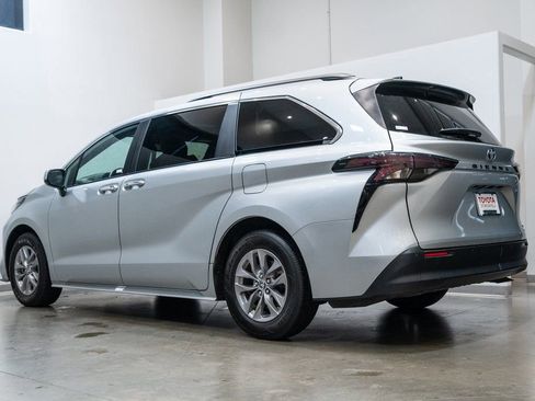 Used 2024 Toyota Sienna XLE image 7