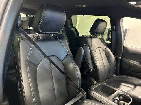 Used 2025 Chrysler Pacifica Select FWD image 32