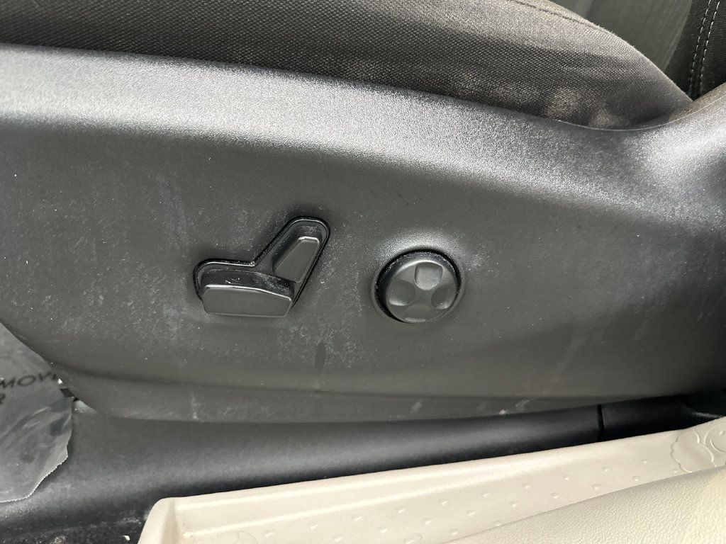 Used 2023 Chrysler Voyager LX FWD image 10