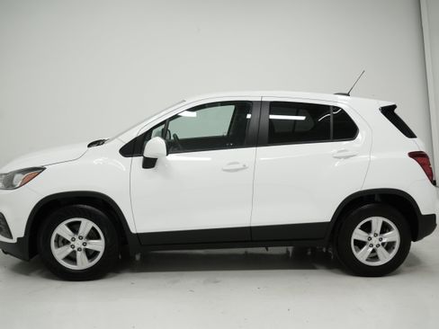 Used 2022 Chevrolet Trax LS w/ Tint and Cruise Package image 7