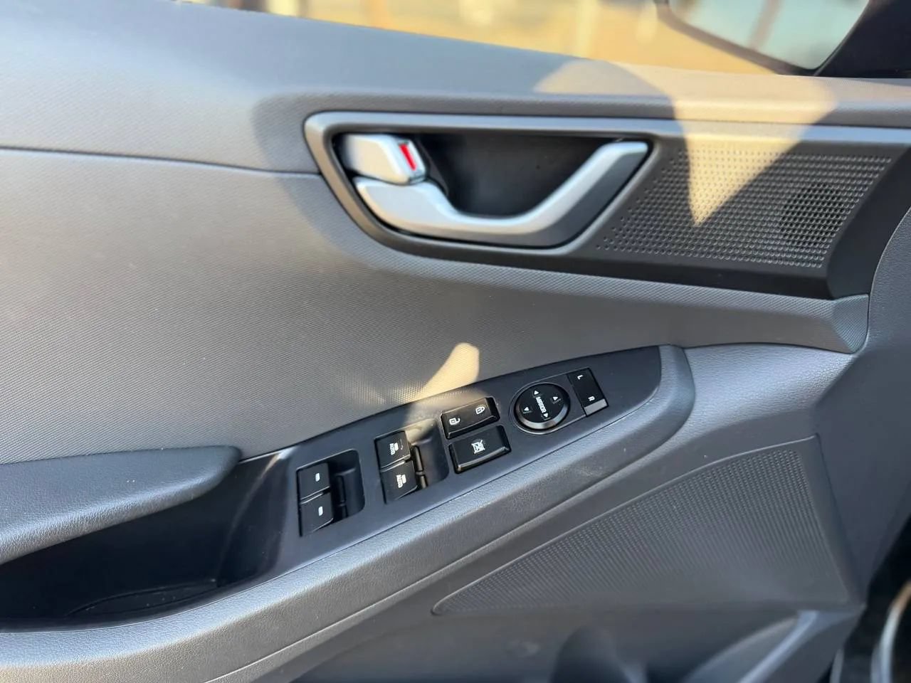 Used 2018 Hyundai Ioniq Limited FWD image 38