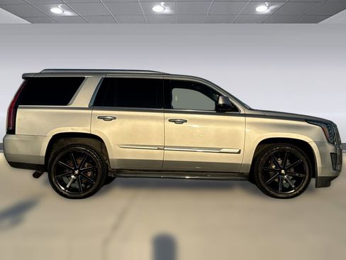 Used 2015 Cadillac Escalade Luxury image 2