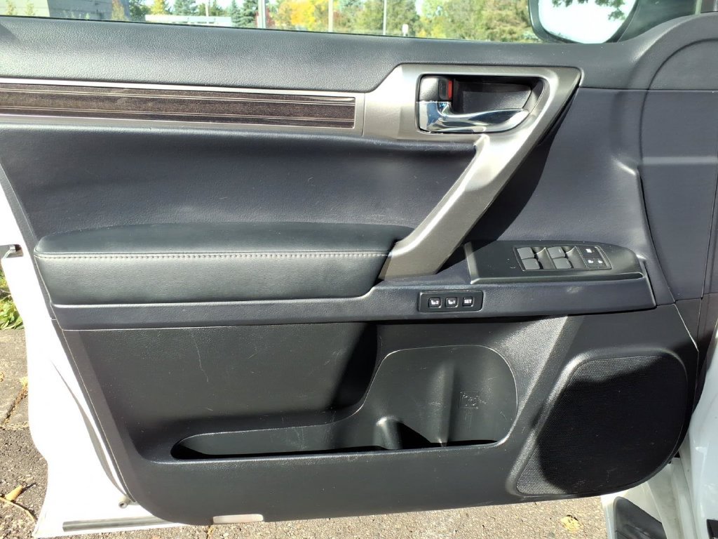 Used 2023 Lexus GX 460 Luxury w/ Sport Design Package AWD/4WD image 13