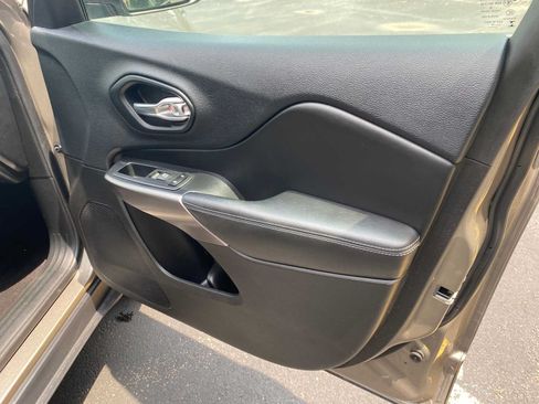Used 2019 Jeep Cherokee Latitude Plus AWD/4WD image 35
