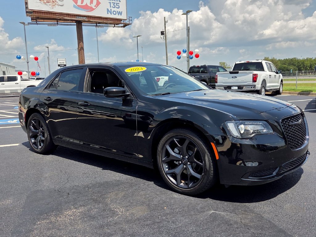 Used 2023 Chrysler 300 Touring w/ Sport Appearance Package RWD image 15